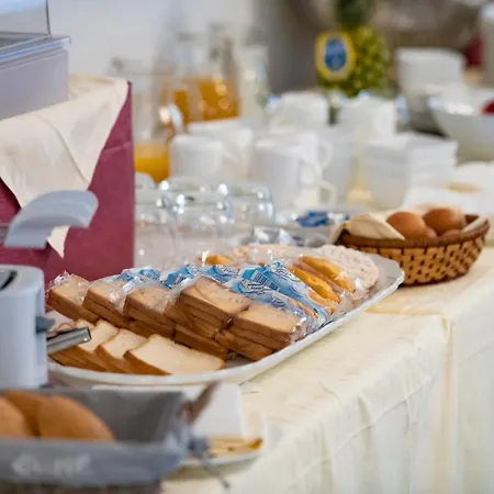 Isabella מלון דירות 4*